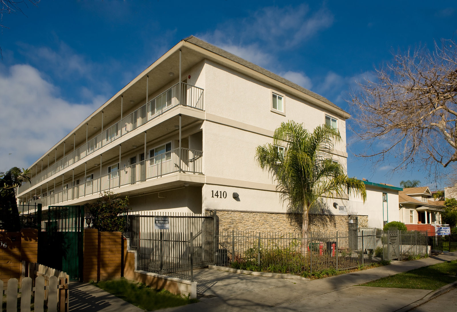 Durant in Santa Ana: a three-story apartment building with open walkways and a palm tree